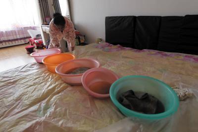 安岳楼上漏水，住户失联，小区没物管，业主维权难！律师来支招……
